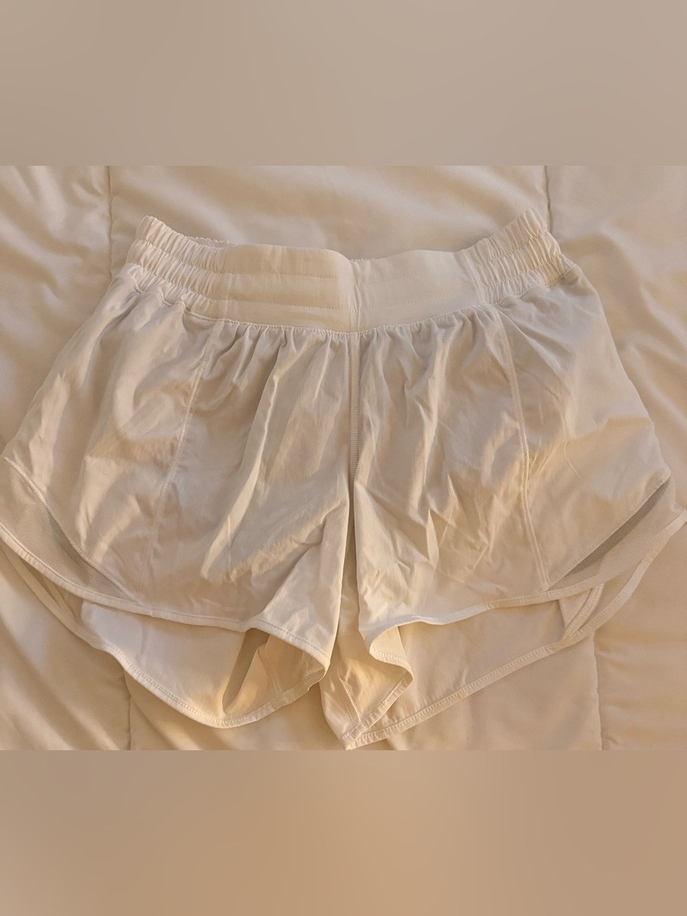 White Women's lululemon shorts size 6
